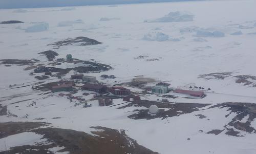 从直升飞机上俯瞰位于东南极拉斯曼丘陵的中国南极中山站（12月3日摄）。