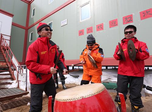 中国第31次南极科考队中山站越冬队员敲锣打鼓，欢迎前来慰问的第32次科考队领导成员（12月3日摄）。