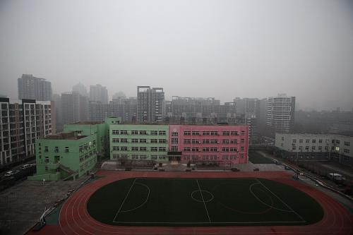 这是12月8日拍摄的因雾霾而停课的北京市朝阳区日坛小学。当日，北京启动空气重污染红色预警，全市采取机动车单双号限行、中小学幼儿园停课等措施。这是北京今年首次启动空气重污染红色预警。