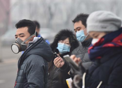 12月8日，戴着口罩的市民在通州区一处公交车站候车