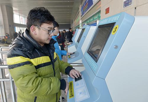 12月10日，旅客在银川火车站网上购票取票点取票。