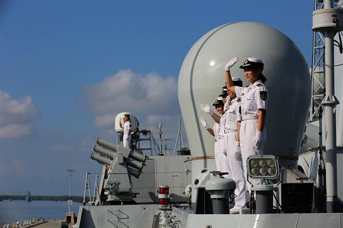 12月13日，在美国夏威夷珍珠港，中国海军152舰艇编队士兵向欢迎人群挥手致意。