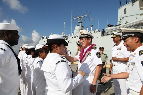 12月13日，在美国夏威夷珍珠港，美海军官兵迎接到访的中国海军152舰艇编队官兵。