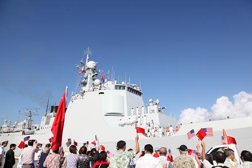 12月13日，在美国夏威夷珍珠港，当地华人华侨代表和使馆官员迎接到访的中国海军152舰艇编队。