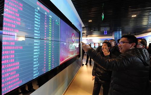 游客在贵阳大数据应用展示中心参观大数据交易所实时交易情况（12月15日摄）。新华社记者 陶亮 摄