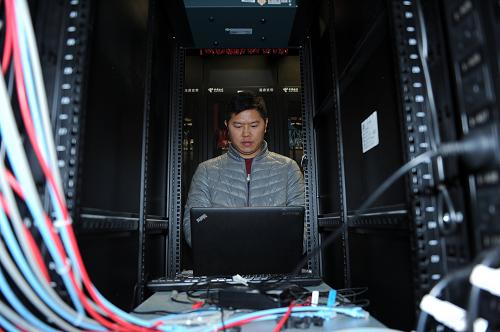 技术工程师在中国电信贵州云计算产业园IDC机房进行调试（12月14日摄）。新华社记者 陶亮 摄
