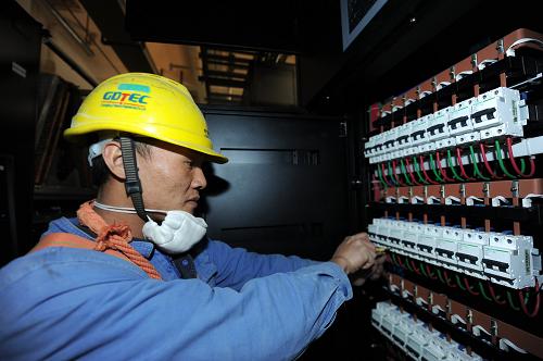 施工人员在中国电信贵州云计算产业园数据机房进行调试（12月14日摄）。新华社记者 陶亮 摄