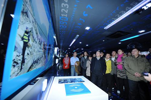 游客在贵阳大数据应用展示中心参观（12月15日摄）。新华社记者 陶亮 摄