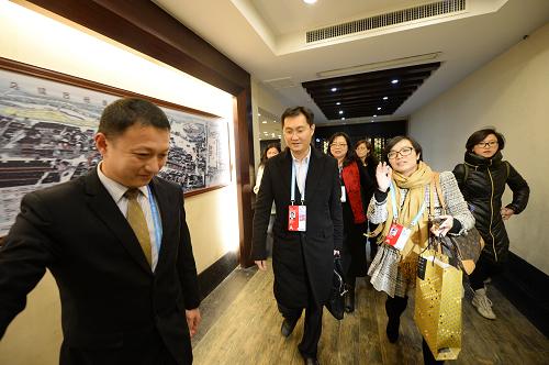 腾讯公司董事会主席兼首席执行官马化腾（左二）抵达浙江乌镇，准备参加第二届世界互联网大会（12月15日摄）。新华社记者 黄宗治 摄