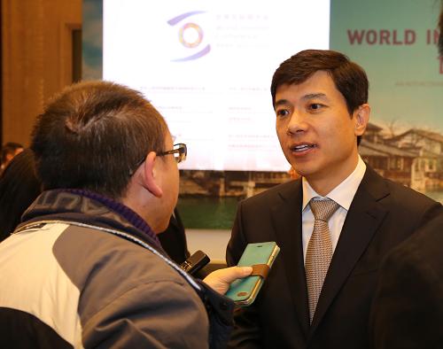 12月16日，百度董事长兼首席执行官李彦宏在浙江乌镇举行的第二届世界互联网大会上接受媒体记者采访。新华社发（祝立铭 摄）