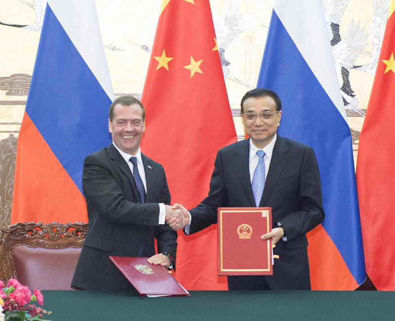 这是会晤后，李克强与梅德韦杰夫共同签署《中俄总理第二十次定期会晤联合公报》。新华社记者 王晔 摄