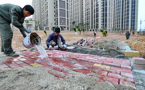 工人在厦门翔安“海绵城市”建设示范点——旱溪公园铺设透水砖（12月16日摄）。