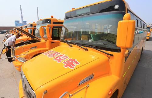山东青岛交运集团即墨分公司的校车驾驶员在巡检车辆安全状况（2015年8月23日摄）。