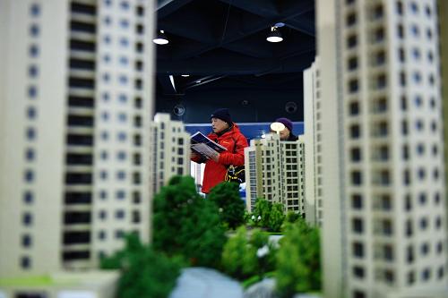 在杭州举办的房展会上参观者在观看一家房地产商的楼盘模型（11月27日）。