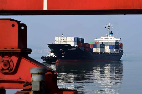 12月19日，一艘来自韩国的货船抵达威海港。中国－韩国自贸协定将于2015年12月20日实施第一步降税，2016年1月1日实施第二步降税。根据中韩协定关税减让方案，以2012年数据为基准，中方实现零关税的产品最终将达到税目数的91%、进口额的85%，韩方实现零关税的产品最终将达到税目数的92%、进口额的91%。2016年1月1日，中方实施零关税的税目数比例将达20%，主要包括部分电子产品、化工产品、矿产品等；韩方实施零关税的税目数比例将达50%，主要包括部分机电产品、钢铁制品、化工产品等。新华社记者 郭绪雷 摄