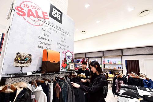 12月19日，在威海韩国乐天百货，顾客在选购服装。新华社记者 郭绪雷 摄