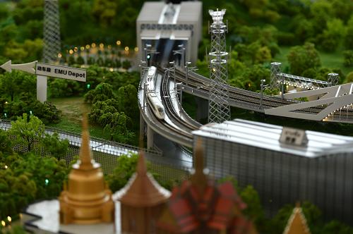 这是在泰国大城府邦芭茵县清惹克侬站举行的中泰铁路合作项目启动仪式上展出的中泰铁路沙盘模型（12月19日摄）。新华社记者 李芒茫 摄