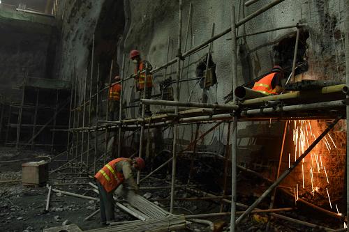 图为施工人员在地下厂房洞室内作业（12月8日摄）。乌东德水电站地下厂房洞室群区域层状岩体分布广泛，主厂房开挖高度位居世界第一。