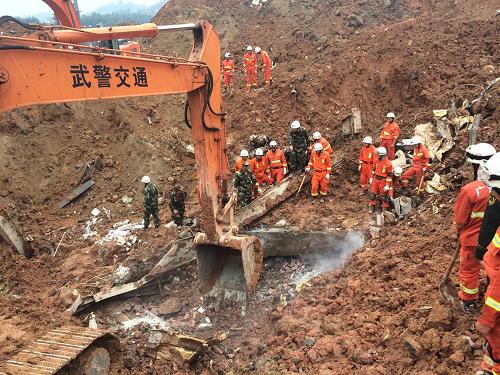 12月21日，救援人员在一处探测有生命迹象的地点实施救援。新华社记者 吴涛 摄