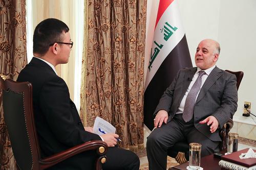 12月17日，伊拉克总理阿巴迪在伊首都巴格达的伊拉克总理府接受新华社记者专访。伊拉克总理海德尔·阿巴迪日前接受新华社记者专访时说，伊拉克与中国近年来关系稳步发展，中国在伊拉克战后重建进程中发挥了重要作用，伊拉克真切希望与中国进一步拓展双边关系。应国务院总理李克强邀请，阿巴迪将于12月22日至23日对中国进行正式访问。此次访问也是阿巴迪去年9月正式就任伊拉克政府总理以来首次访华。新华社发