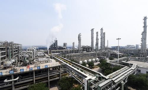 这是山西潞安煤基合成油有限公司的生产线（6月16日摄）。该企业以煤为原料合成高清洁油品，从而解决燃煤而带来的污染问题。 
