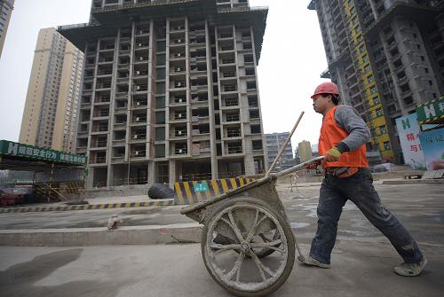 施工人员在四川德阳市一处棚户区改造安置小区作业（1月22日摄）。