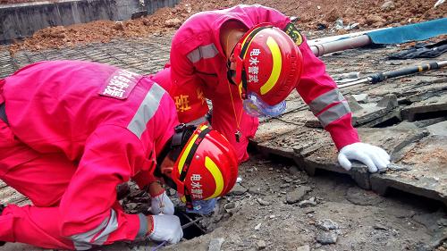深圳滑坡:救援部队利用蛇眼生命探测仪在现场