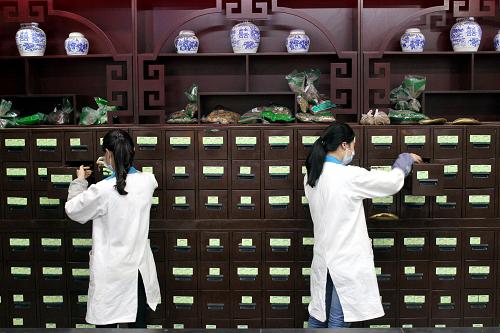 12月22日，农历冬至，在江苏省苏州市观前街的一家药店内，工作人员忙着为顾客配制冬季进补类中草药。新华社发（王建康 摄）
