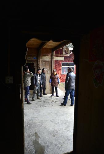 12月22日，湖北省宣恩县的“扶贫家长”在椒园镇石马村贫困户家中走访。新华社发（宋文 摄）