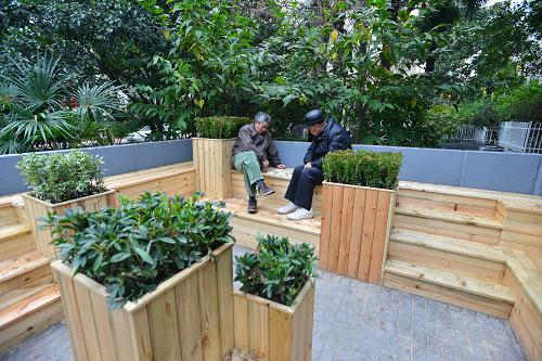 12月22日，上海市虹口区四平街道，这个名为“家·园”社区空间，将室内家居空间置于室外，形成是路人能休息片刻的积极空间。