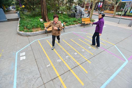 12月22日，上海市虹口区四平街道，市民在这个艺术家绘制的运动“平面空间”内锻炼身体。