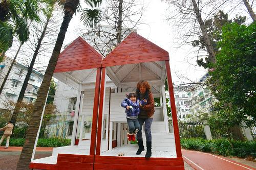 12月22日，上海市虹口区四平街道，用木板搭建的小木屋可为小朋友提供玩耍的空间。