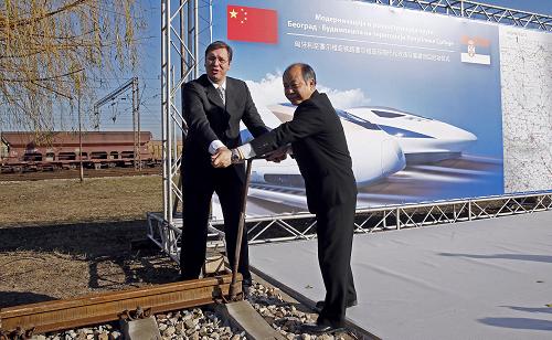 12月23日，在塞尔维亚诺维萨德，塞尔维亚总理武契奇（左）与中国发改委副主任王晓涛共同启动匈塞铁路塞尔维亚段项目。塞尔维亚当地时间12月23日12时，匈牙利至塞尔维亚铁路塞尔维亚段在塞尔维亚第二大城市诺维萨德举行启动仪式。这一铁路项目由中国铁路总公司牵头组成的中国企业联合体承建，它的启动标志着中匈塞铁路合作进入实施阶段，中国铁路走出去取得又一重大成果。