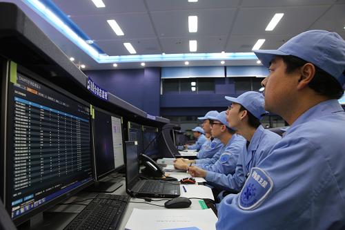 12月24日，中科院国家空间科学中心工作人员在空间科学任务大厅监视卫星综合状态。新华社记者 金立旺 摄