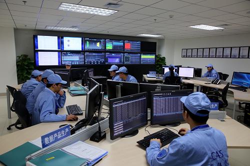 12月24日，中科院国家空间科学中心工作人员在监测数据。新华社记者 金立旺 摄