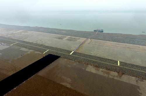 竣工的长江藕池口水道整治工程局部（12月24日摄）。新华社记者 程敏 摄