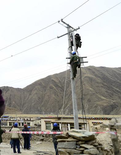 电力施工人员在青海省玉树藏族自治州称多县仲达乡歇格村作业（12月14日摄）。新华社记者 张宏祥 摄