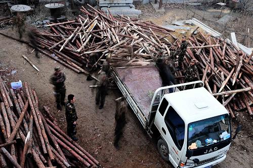 12月25日，武警官兵在搬卸用于支撑矿井巷道的木头。新华社记者 郭绪雷 摄