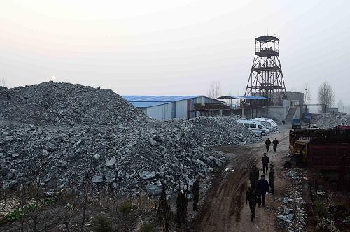 这是12月25日拍摄的山东平邑县石膏矿坍塌事故救援现场。新华社记者 郭绪雷 摄