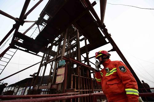 12月25日，在平邑县发生坍塌事故的石膏矿井口，消防人员在指挥救援。新华社记者 郭绪雷 摄