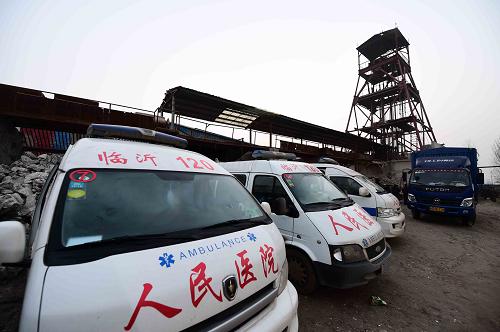 12月25日，急救车停靠在发生坍塌事故的矿井口待命。新华社记者 郭绪雷 摄