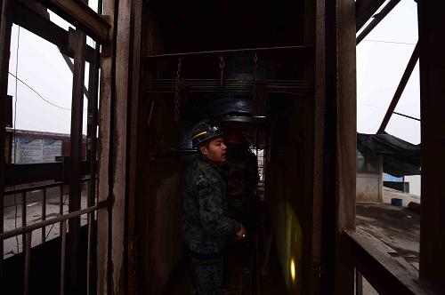12月25日，山东省矿山救援专家准备进入矿井查看情况。新华社记者 郭绪雷 摄