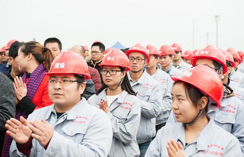 12月26日，建设者们参加麻柳湾至昭通高速公路通车仪式。
