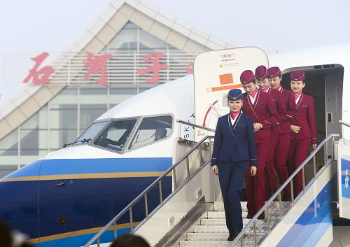 12月26日，南航新疆分公司空乘在石河子花园机场走下飞机。当日，新疆生产建设兵团第一个民用机场——石河子花园机场正式通航。至此，新疆运行机场增至18个。石河子花园机场投入使用后，首批航线由南航新疆分公司执飞，目前计划开通阿克苏－石河子－北京、喀什－石河子－郑州两趟航班。石河子是新疆生产建设兵团第八师所在地，辐射人口接近百万。机场开通后，兵团本地农产品企业将通过更便捷的空运在内地乃至中亚打开销路。