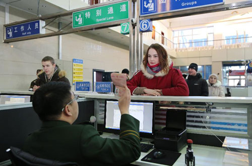 这是12月25日，从黑河口岸入境的俄罗斯旅客在黑河口岸办理入境手续。