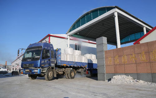 2015年12月28日 黑河口岸进出口货物同比增长12.5% 这是12月25日，一辆货车从俄罗斯抵达黑河口岸。据黑龙江黑河海关数据显示，截至2015年11月30日，黑河口岸进出口货物27万吨，同比增长12.5%。黑河与俄罗斯布拉戈维申斯克隔江相望，是中俄边境线上规模较大、功能较全的贸易口岸。近年来，黑河与布拉戈维申斯克之间的经济贸易、文化交流日益增多。