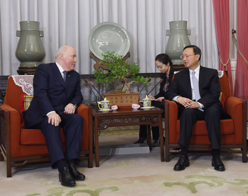 12月29日，中国国务委员杨洁篪在北京中南海会见即将离任的上海合作组织秘书长梅津采夫。