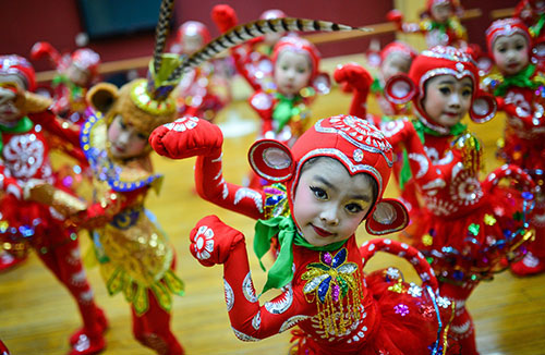 2015年12月29日，天津，来自天津青少年活动中心的30名小学员扮起“美猴王”与“猴儿们”的卡通造型，精心排练一套以“猴”为主题的舞蹈《火猴贺春》，以迎接丙申猴年的到来。这支舞蹈将在春节前的娃娃庙会上与市民见面，献上孩子们的新年祝愿。