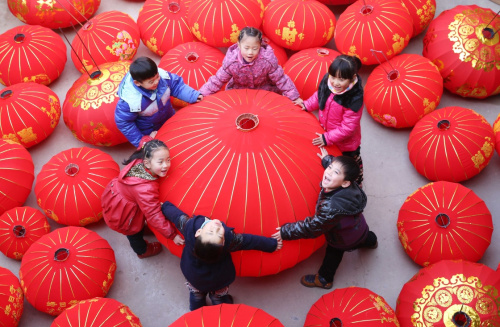 12月30日,在河南省武陟县西陶镇东滑封村"廉火灯笼"作坊,小朋友在灯笼