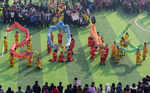 12月31日，小学生将“彩色巨龙”摆成“2016”字样。当日，合肥市少儿艺术学校舞龙社团的同学们在校园里举行传统舞龙表演活动，迎接2016年的到来。